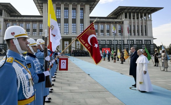 Papa encerra visita marcada por busca da unidade entre Igrejas e condenação da violência com justificação religiosa