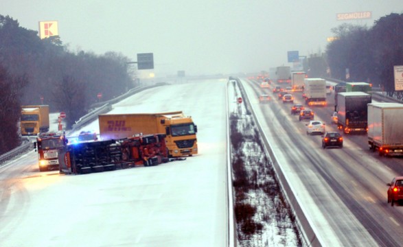 Neve fecha aeroporto de Frankfurt e paralisa transportes no noroeste da Europa