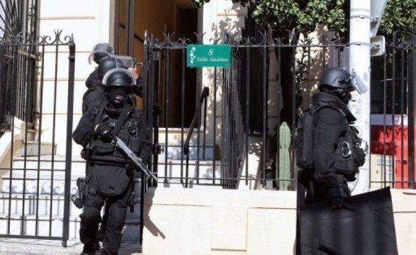 Um morto e sete detidos em operação antiterrorista na França