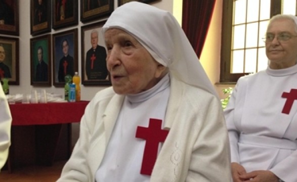 Freira mais velha do mundo celebra 107 anos com missa papal 