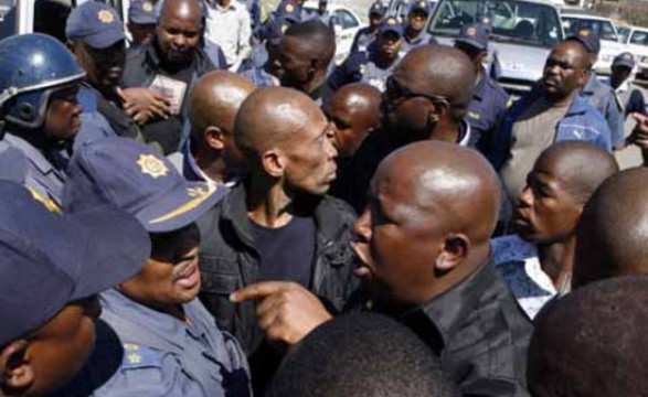 Patronato despede mineiros em greve na África do Sul