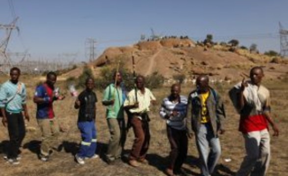 Milhares concentram-se para assinalar massacre de mineiros
