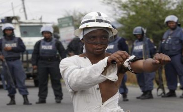 Mineiros sul-africanos em greve impedem acesso a mina, confrontos com a polícia