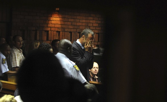 Oscar Pistorius começou a chorar ao ser formalmente acusado de homicídio