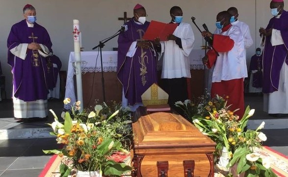 Emoção e esperança na ressurreição marcaram funeral de D. Kevano