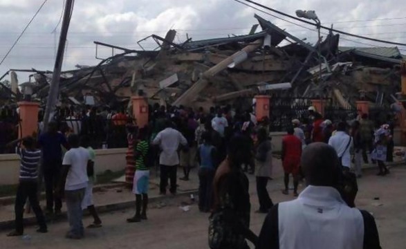Gana: centro comercial desaba com dezenas de pessoas dentro