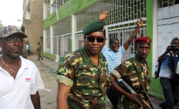 Golpe militar surpreende presidente fora do país