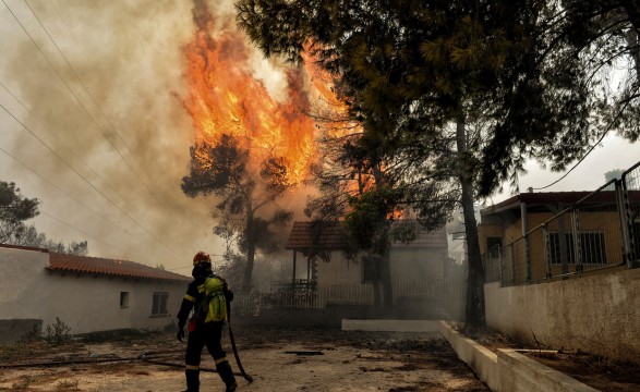 Incêndios fazem mais de 60 mortos e cerca de 200 feridos na Grécia