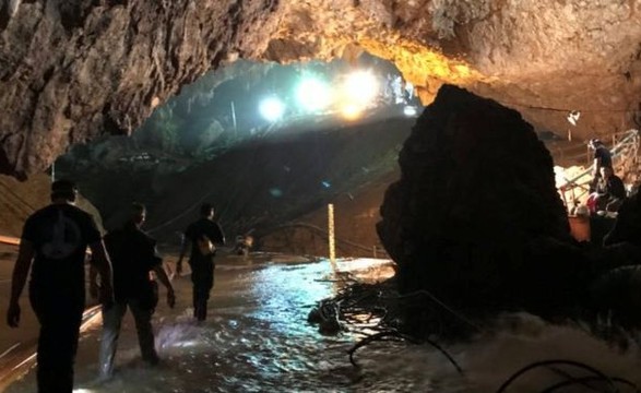 Todos a salvo rapazes e treinadores retirados da gruta Tailandesa