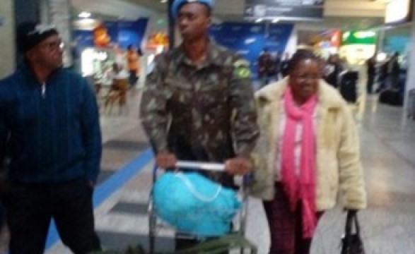 Após 7 meses no Haiti, 138 militares desembarcam em Porto Alegre