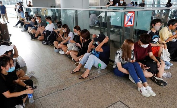 Protestos em Hong Kong chegam ao Aeroporto