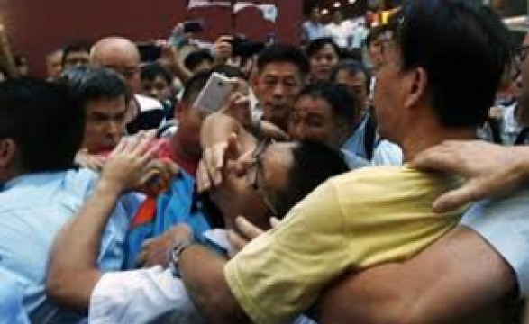 Confrontos violentos entre polícia e manifestantes em Hong Kong