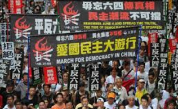 Hong Kong: Estudantes contestatários discutem com governo