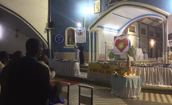 Comunidade Católica de Benguela reza com seu Bispo Dom Jaca