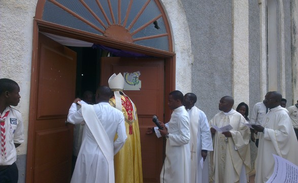 Com o jubileu da misericórdia a igreja católica deseja mostrar-se mãe amorosa de todos afirma Dom Emílio