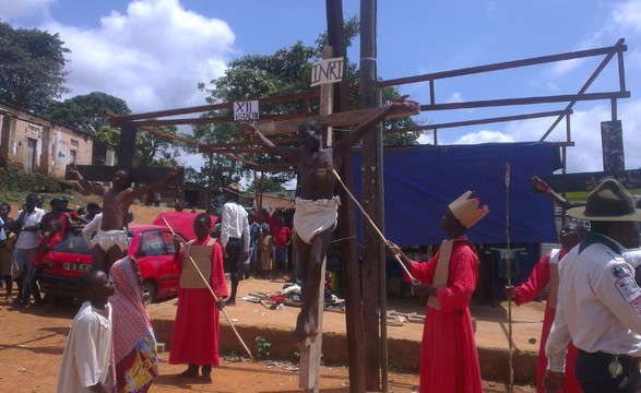 Via-Sacra: caminho longo para reflectir o amor de Jesus por nós