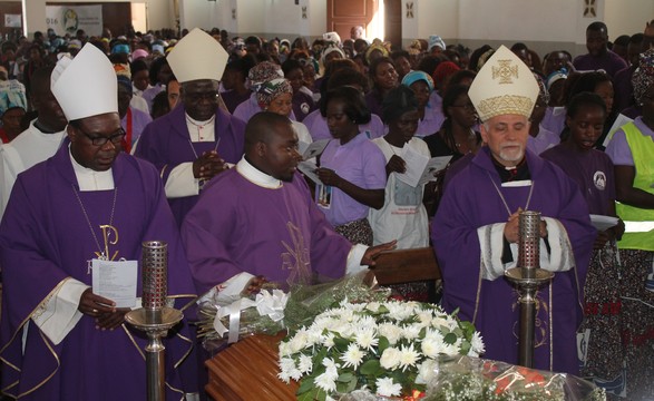 Igreja em Angola em dia de homenagem no adeus ao bispo emérito do Equador 