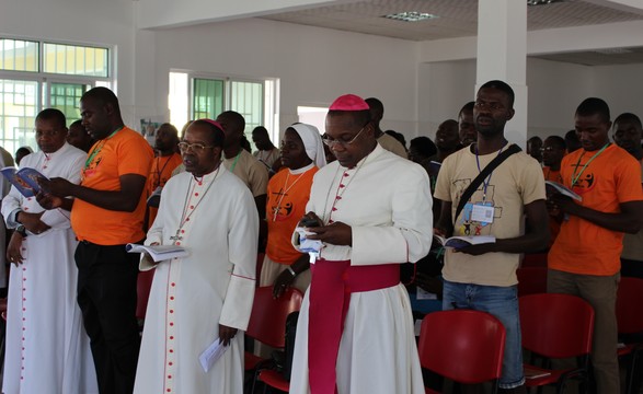 Jovens renovam a fé em Cristo Jesus o eterno jovem