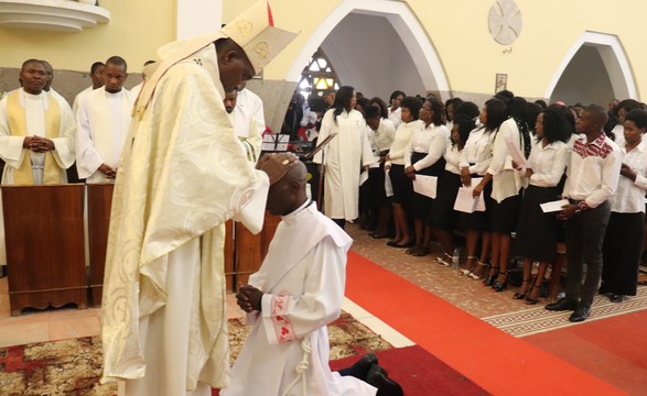 Dom Mbilingi pediu ao novo sacerdote a ser testemunha autêntica do sacerdócio