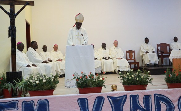 “ O amor transforma os corações” Dom Imbamba na 1ª missa do CENA