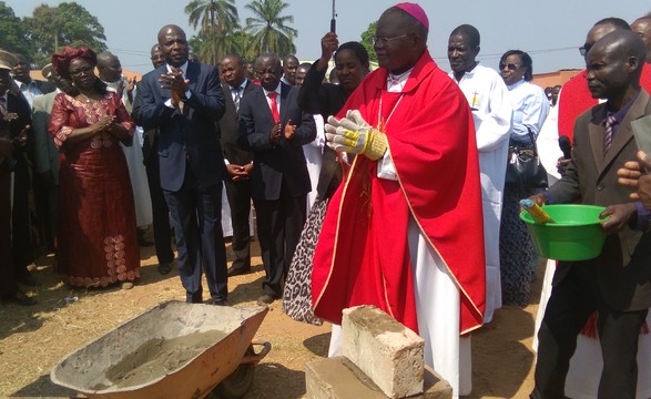 Arcebispo de Malanje visita comunidades de Xámuteba e lança 1ª pedra para construção de igreja