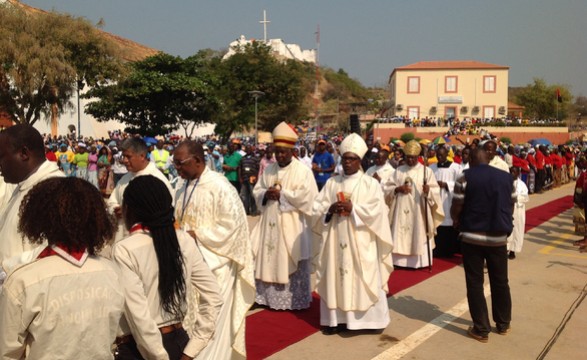 Missa de acolhimento marcada com a presença de centenas de peregrinos 