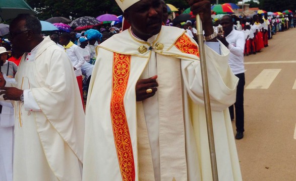 Dom Gabriel Mbilingi faz a abertura do ano Santo da Misericórdia na Diocese de Menongue.