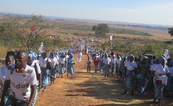 Cristãos Católicos peregrinam neste 13 de Maio no Monte Tchimbango