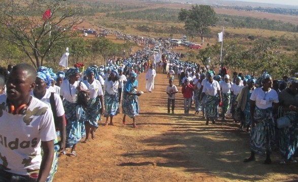 Milhares de peregrinos rumaram ao monte Tchimbango