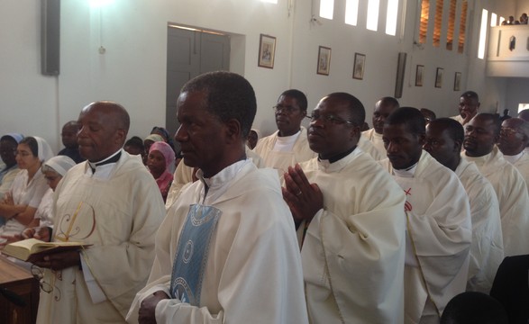 Dom Gabriel Mbilingue celebra missa Crismal com Sacerdotes de Menongue