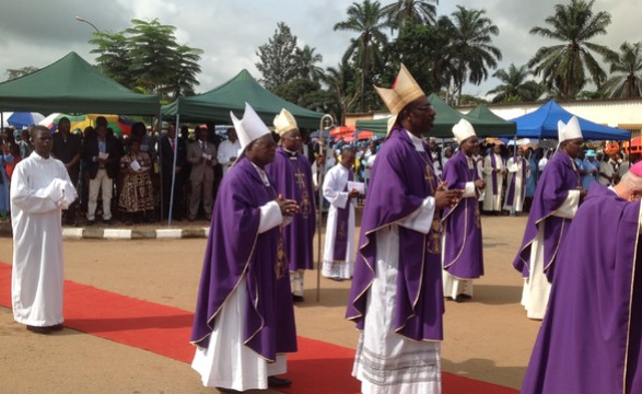 Bispos em Ndalatando rezam com a comunidade
