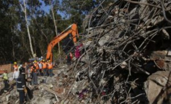 Seis mortos em desmoronamento de dois prédios na Índia