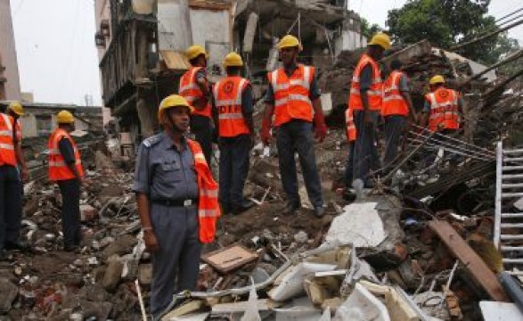 Autoridades indianas terminam buscas em prédio que ruiu