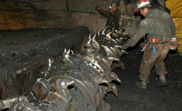 Sobe para 21 número de mortos em desabamento em mina de cobre na Indonésia