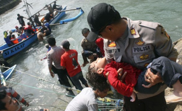 Mais de 100 imigrantes resgatados em naufrágio ao largo da Indonésia