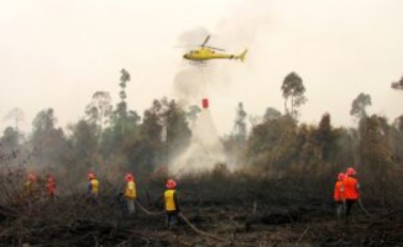 Indonésia diz que pode demorar mais de um mês a extinguir incêndios