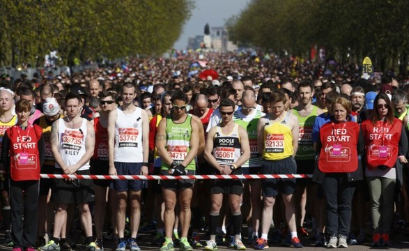 Com segurança reforçada, maratona de Londres homenageou Boston