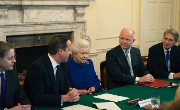 Rainha Elizabeth II participa pela primeira vez do conselho de ministros