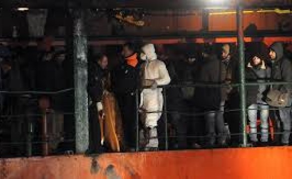 Marinha italiana resgata segundo barco de imigrantes abandonado pela tripulação