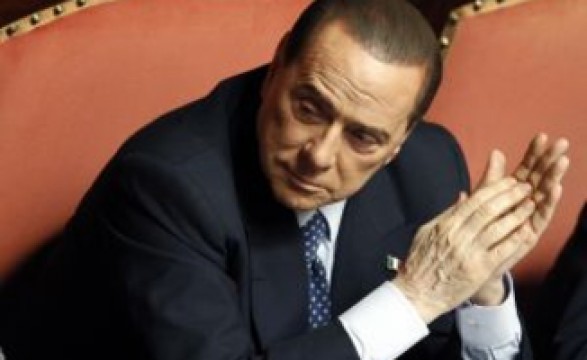 Berlusconi adia para amanhã mensagem sobre o seu futuro