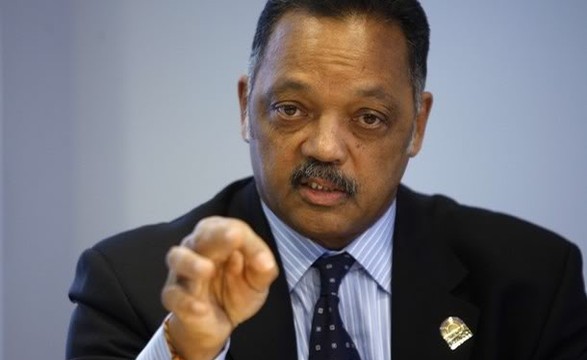 Jesse Jackson obtém de Presidente gambiano libertação de dois Americanos