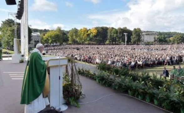 Na Missa em Kaunas, Papa recorda ocupações e deportações