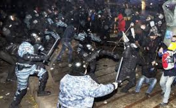 Dois mortos e vários detidos em novos confrontos em Kiev