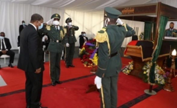 General Kundi Paihama vai a enterrar