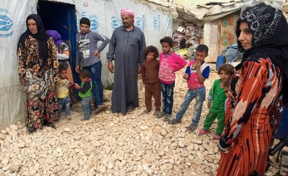 Refugiados no Libano pedem ajuda para por causa da chegada do inverno