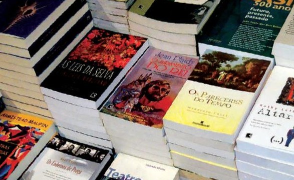 No dia mundial do livro angolanos preferem Internet porque os livros estão caros