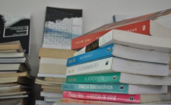 Universidade Katyavala Bwila ganha livros pela Embaixada dos EUA