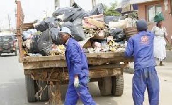 Combate ao lixo em Luanda centenas de moradores saiem à rua para limpar o Cazenga