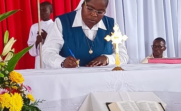 Primeira Angolana a fazer a profissão definitiva a Congregação das Irmãs Paulinas.