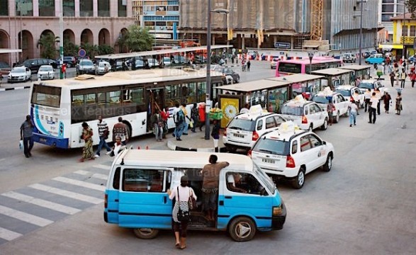Cidadãos em Luanda denunciam carências nos transportes públicos